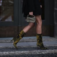 In diese Handtasche von COS passt alles, was du für die Silvesterparty brauchst Frau trägt kleine Tasche