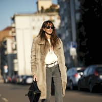 Frau trägt auf Mailand Fashion Week Tasche