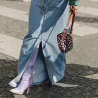 Frau trägt auf Paris Fashion Week Maxi Jeansrock in Blau