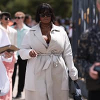 Frau trägt Trenchcoat