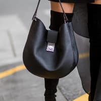 Fraut trägt schwarze Tasche