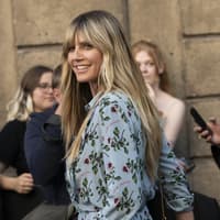 Kleid von Cos für Frauen ab 50 Heidi Klum in einem gemusterten Kleid