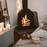 Ein Kamin sorgt im Wohnzimmer für Gemütlichkeit.