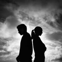 Sternzeichen, die im Februar mit Liebesdrama rechnen müssen Zerstrittenes Paar steht Rücken an Rücken