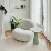 Weißer Sessel in einer Altbauwohnung.