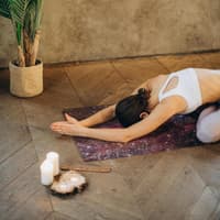 Soundhealing Meditation Frau meditiert