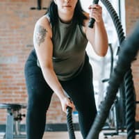 Frau macht Sport im Fitnessstudio 