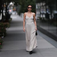 Frau trägt greiges Top