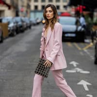 Frau im rosafarbenen Blazer