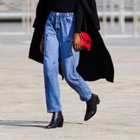 Frau trägt Slouchy Jeans