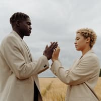 Frau und Mann reichen sich die Hände