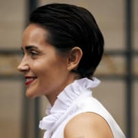 Frau mit Kurzhaarfrisur