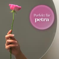 Frau hält Rose in der Hand