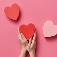 Hand mit Herzen Flatlay