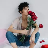 Frau hält einen Strauß Rosen in der Hand