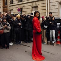 Frau im knallroten Look