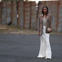 Frau im langen Satin-Rock