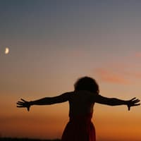 Frau im Sonnenuntergang