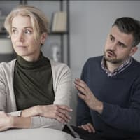 Mann und Frau sitzen auf dem Sofa