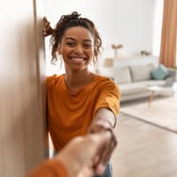 Living Apart Together Frau begrüßt jemanden an der Tür