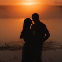 Paar im Sonnenuntergang