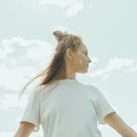 Frau mit weißem Basic Shirt