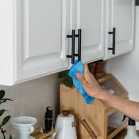 Küchenschränke putzen