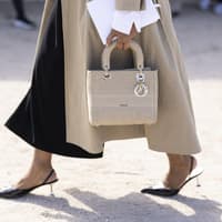 Die Moderedaktion ist sich einig: Das sind die perfekten Schuhe für den Frühling Frau mit Slingbacks