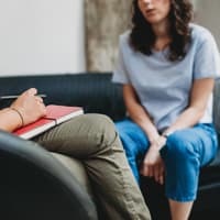 Zwei Frauen sitzen sich gegenüber