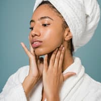 AHA Peelings Frau Skincare