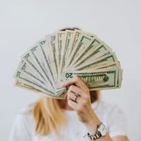 Frau mit Geldscheinen in der Hand