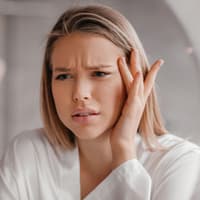 Frau runzelt ihre Stirn