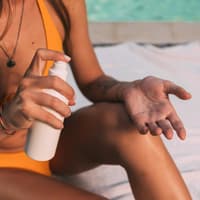 Sonnencreme kann unschöne Flecken auf Kleidung hinterlassen