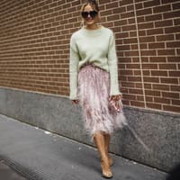 Röcke für breite Hüften Frau mit rosafarbenem Rock