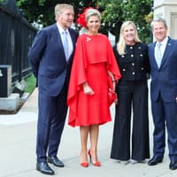 Maxima in rotem Kleid