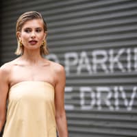 Xenia Adonts im gelben Kleid