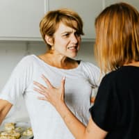 Falsche Freunde erkennen Zwei Freundinnen streiten sich