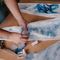 Frau flickt eine Jeans Frau flickt eine Jeans