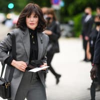 Frau trägt einen Long Bob mit Pony.