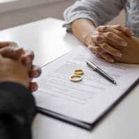 Scheidung Kosten: So viel zahlst du für Anwalt und Gericht Die Kosten einer Scheidung werden verhandelt