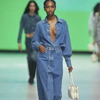 Welche Schuhe zum Jeansrock Frau in Jeansrock mit spitzen Ballerinas