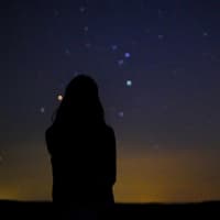 Wochenhoroskop: Das erwartet alle Sternzeichen vom 22. bis 28. Juli Wochenhoroskop: Frau blickt in den Sternenhimmel