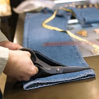 Person kürzt eine Jeans