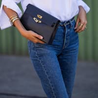 Jeans färbt ab? So verhinderst du es Jeans färbt ab: Frau mit dunkelblauer Jeans