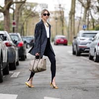 Leggings kombinieren Frau in Leggings mit Blazer