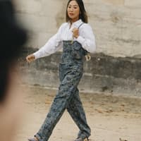 Outfit Jeans und weiße Bluse Frau in Jeans und weißer Bluse