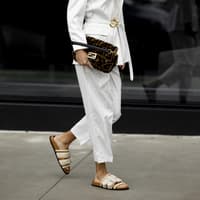 Pantoletten kombinieren Frau in Pantoletten