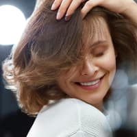 Der Undone Bob lässt uns glatt jünger wirken. Frau mit Bob