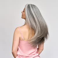 Anti-Aging für die Haare Frau mit langen, grauen Haaren.
