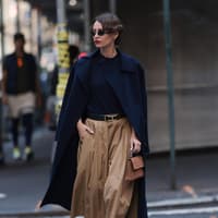 Die neuen Birkenstock-Boots sind das Must-have im Herbst Frau in Herbst-Outfit